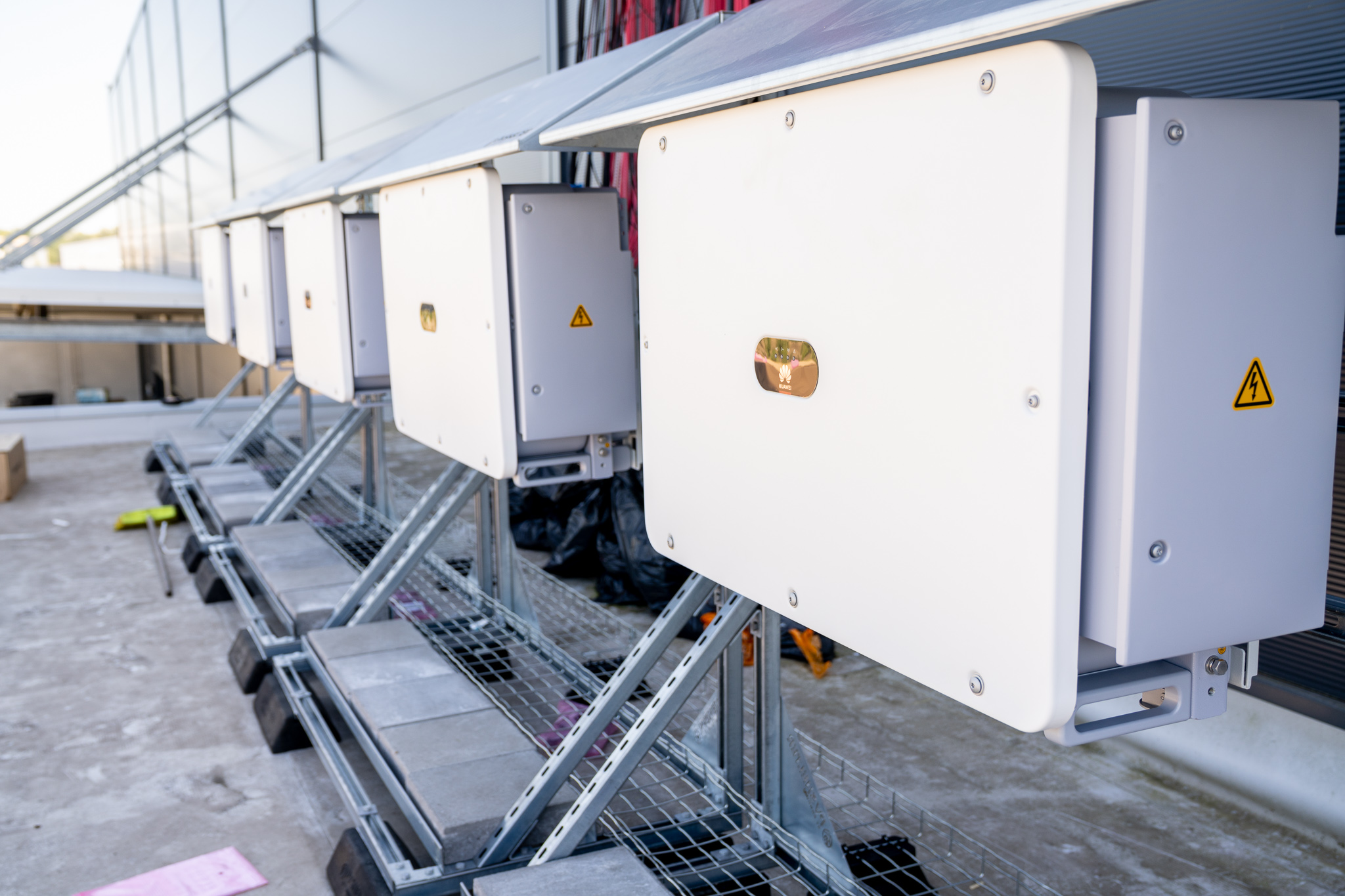 3 commercial batteries with 324 kW output and 645.3 kWh capacity provide reliable self-consumption of solar energy