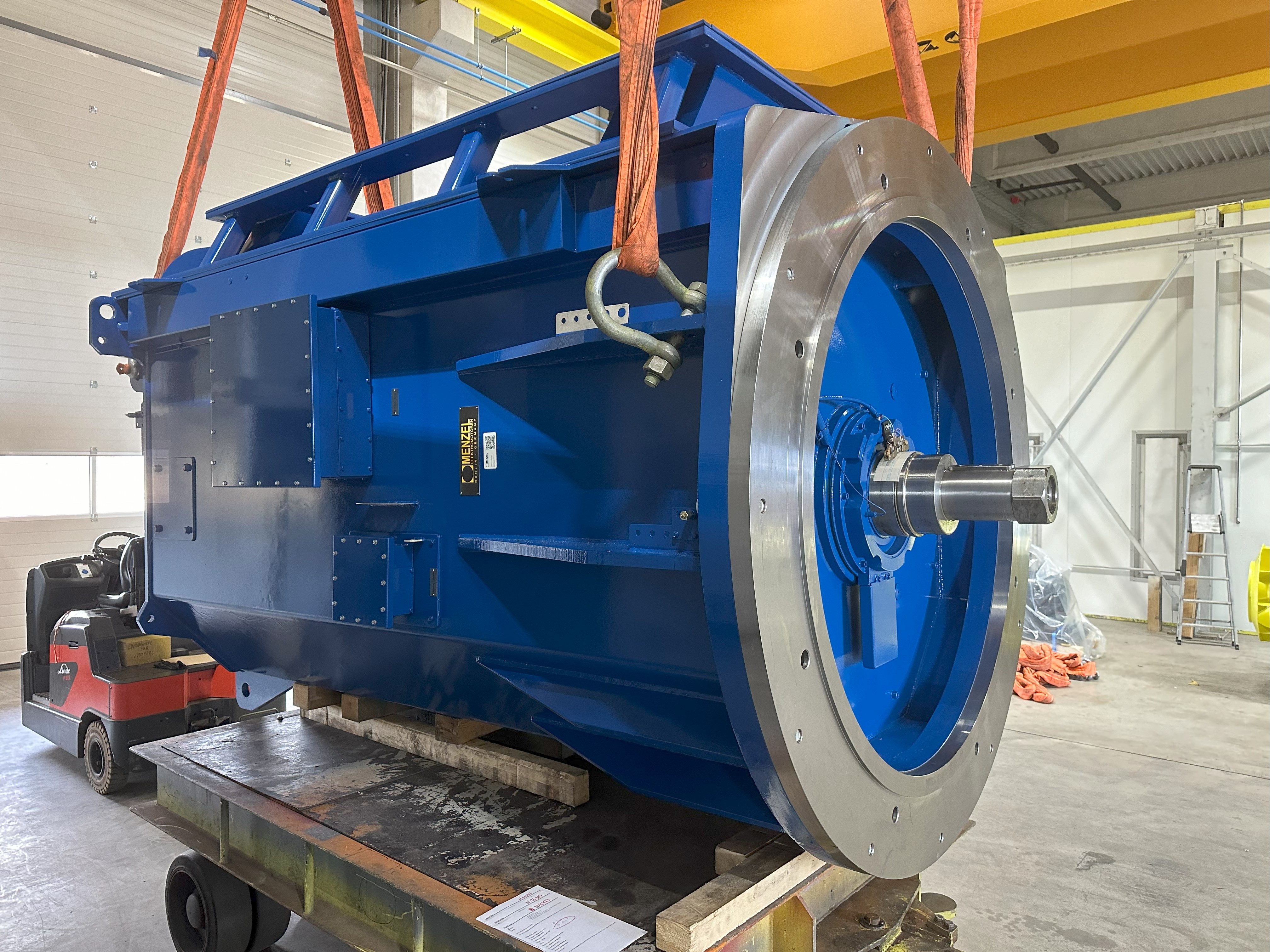 Freshly painted 690V motor Freshly painted 690V motor ready for shipping