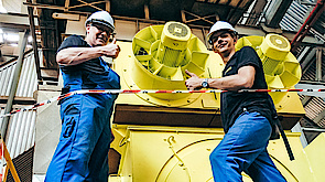 Motorinbetriebnahme-Team im Kraftwerk in Malaysia
